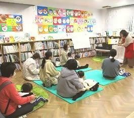 三和分館で「おはなし会」をしている様子