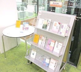 中央館3月『春はあけぼの』のテーマ展示の様子