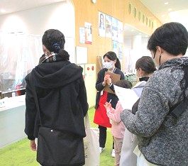 中央館「館内見学会」の様子