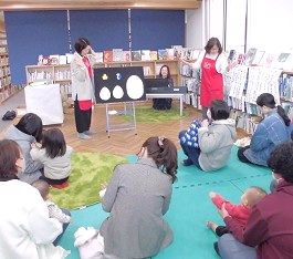 三和分館で「おはなし会」をしている様子