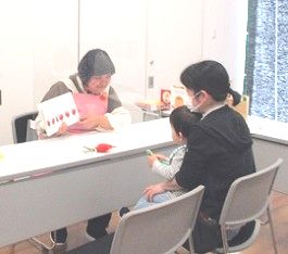 中央館で「読みきかせ体験」をしている様子