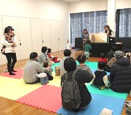 中央館で「おはなしのひろば」をしている様子