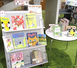 中央館1月『初笑いえほん』のテーマ展示の様子