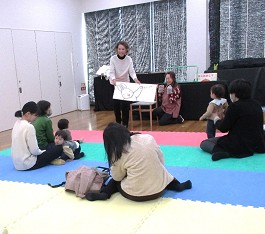 中央館「えほんのへや」の様子