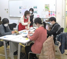 中央館「製本に挑戦!」の様子