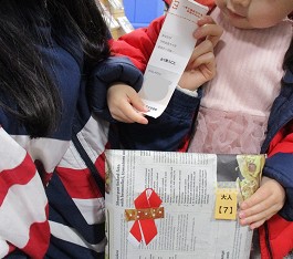 三和分館「おたのしみ抽選」の様子