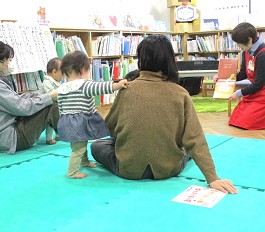 三和分館「おはなし会」の様子