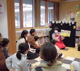 夜久野分館「おはなしのへや」の様子