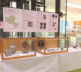 中央館「ロビーで文化財『福知山の室町時代-」の展示の様子