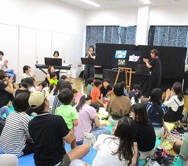 中央館「夏のおはなし会スペシャル」の様子