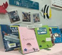 中央館「図書館ブックトーク」の特別展示の様子