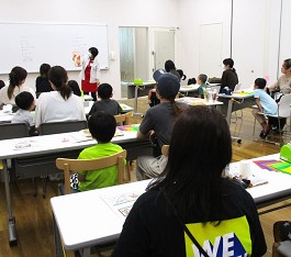中央館「工作教室「わくわくチャレンジ ~おり紙でプリンアラモードを作っちゃおう!~」の様子