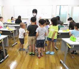 中央館「工作教室「わくわくチャレンジ ~おり紙でプリンアラモードを作っちゃおう!~」の様子