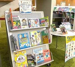 中央館8月『夏休み自由研究のヒント 2025』のテーマ展示の様子