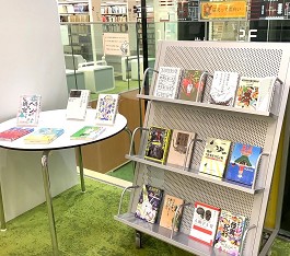 中央館8月『研究って面白い』のテーマ展示の様子