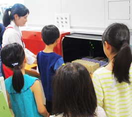 中央館「図書館のヒミツを知ろう」の様子