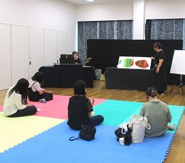 中央館「おはなしのひろば」の様子