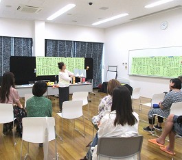 中央館「大人のためのおはなし会」の様子