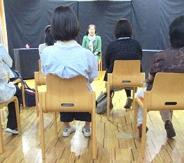 夜久野分館「大人のためのおはなし会」の様子