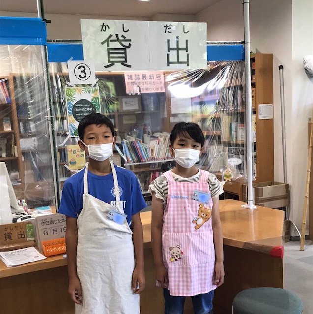 中央図書館１日図書館員写真