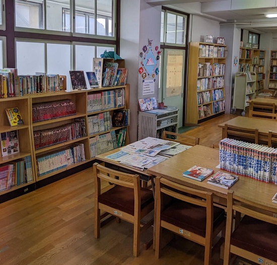 白鳥小学校図書館