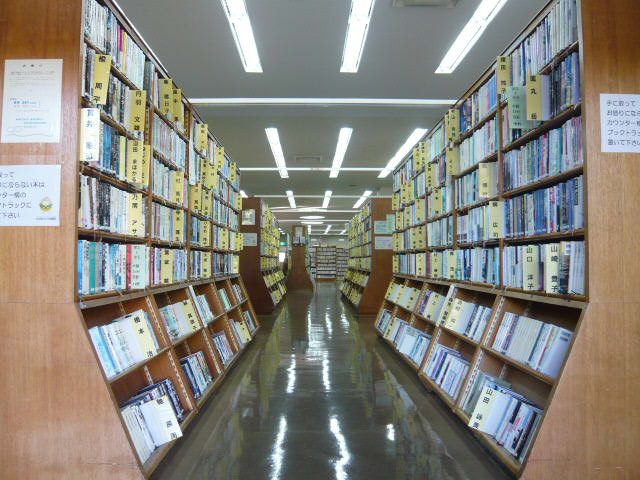 陵南の森図書館の内観写真