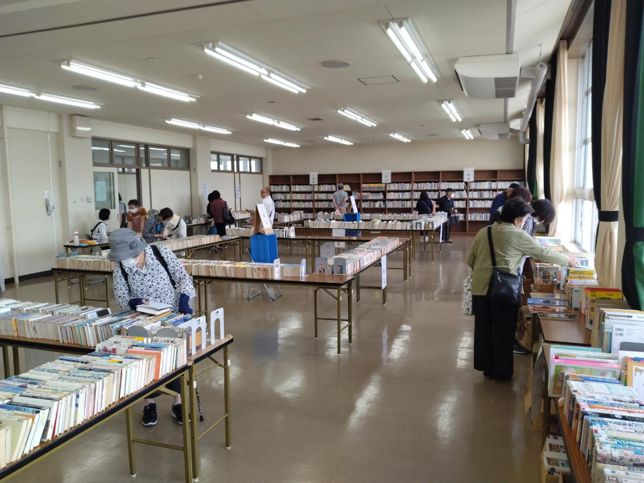 図書のリサイクル市の様子