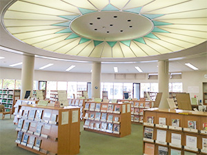 中央図書館の内観写真