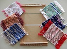 糸で織った四角いコースター